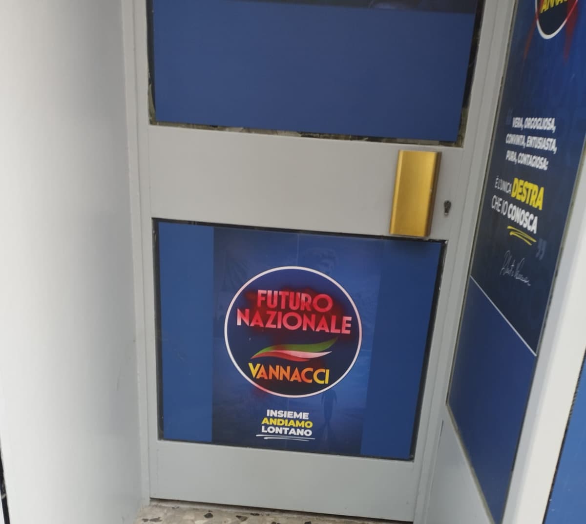 Biella, vandali nella sede di Futuro Nazionale, Pozzolo: “Teppisti rossi non ci fanno paura” FOTO