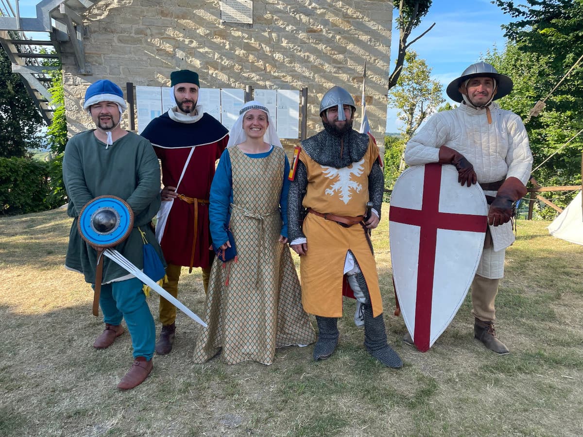 A Serralunga un giorno nel Medioevo: il castello si anima tra armigeri, speziali e giochi storici