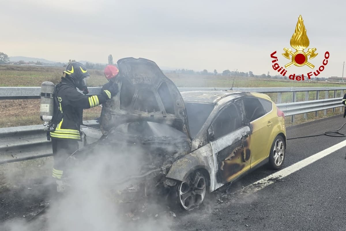 Allarme sulla Torino-Milano, brucia una vettura a Borgo D'Ale, in direzione del capoluogo piemontese [FOTO]