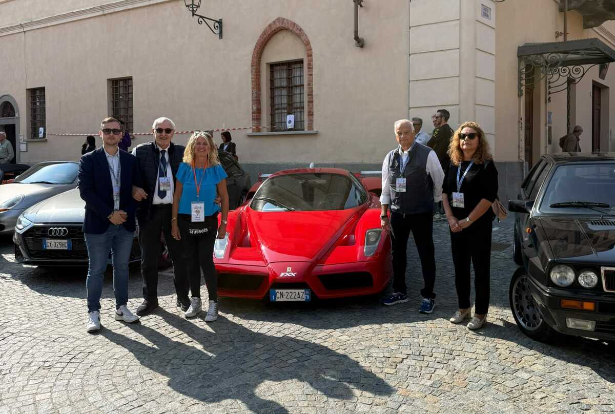 Le auto storiche di "Ruote nella Storia" conquistano Revello e Staffarda [FOTO]