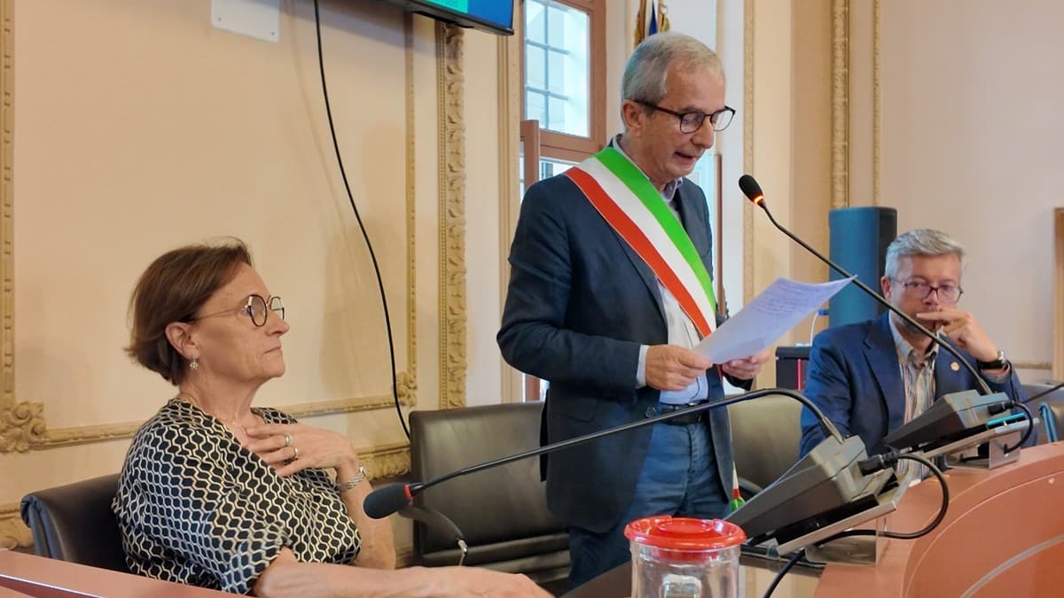 Bra, il Consiglio comunale ricorda Carlin Petrini in una seduta pubblica: "Umiltà, coerenza e determinazione che devono continuare"