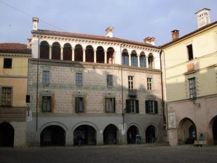 Racconigi, ago e filo in piazza per ricamare una comunità senza confini