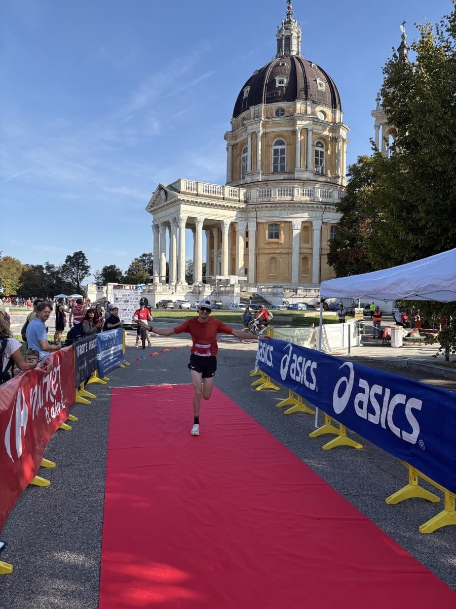 Da Torino a Superga a passo di corsa, in centinaia al traguardo della Greentour 2026