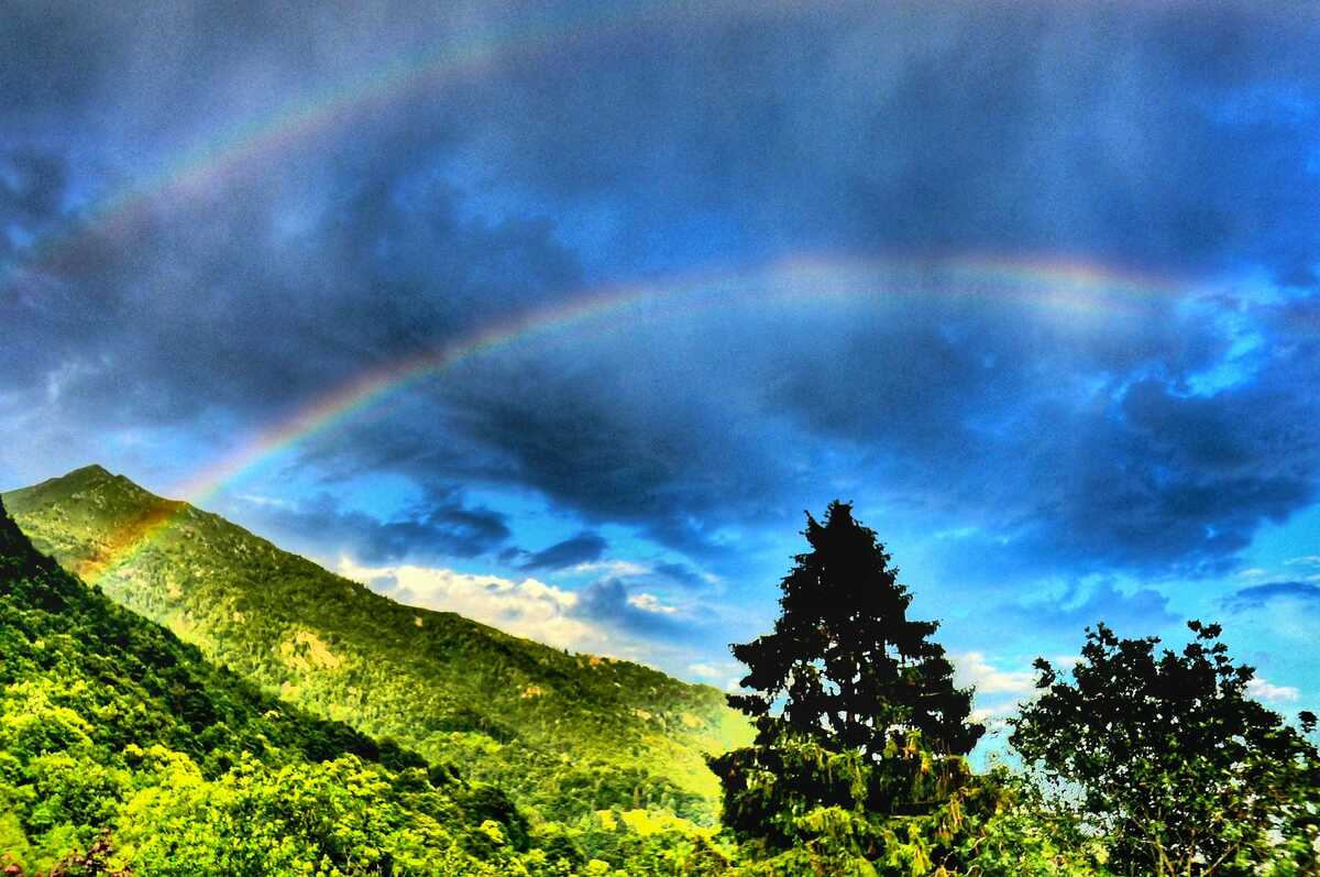 In Valle Cervo il primo doppio arcobaleno dell'estate, gli scatti di Paolo Rosazza Pela