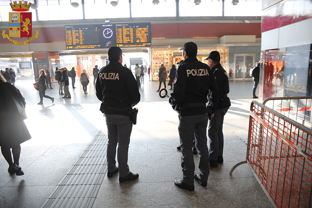 Si soffoca con una brioche sul treno Napoli-Torino: salvata da un poliziotto fuori servizio
