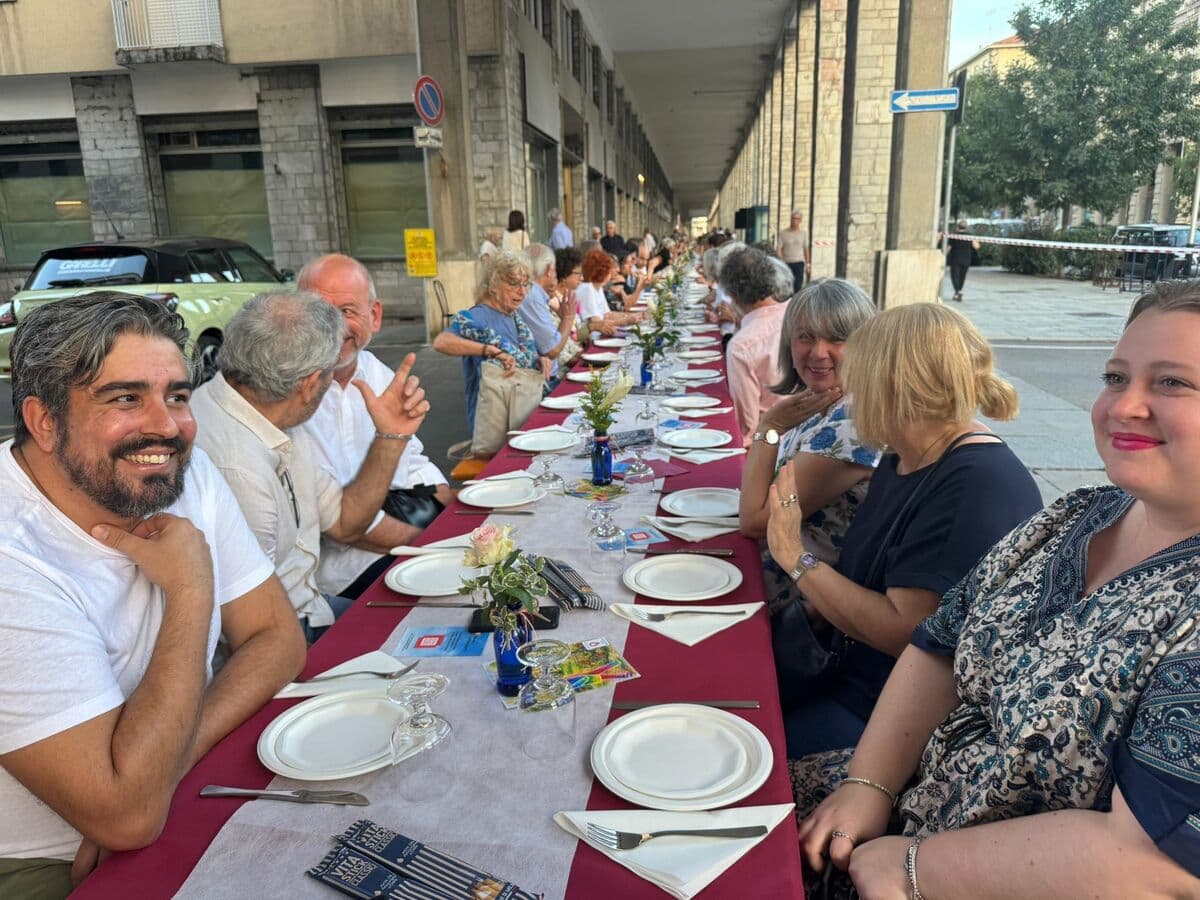 Festa e convivialità sotto i portici: le immagini della "Cena su corso Giolitti" a Cuneo [FOTO]