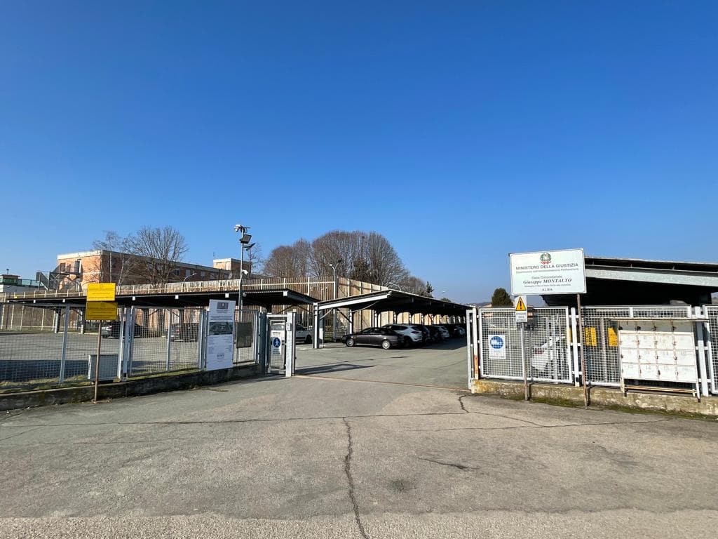 Sale sul tetto del carcere e minaccia di gettarsi nel vuoto: la protesta di un detenuto ad Alba