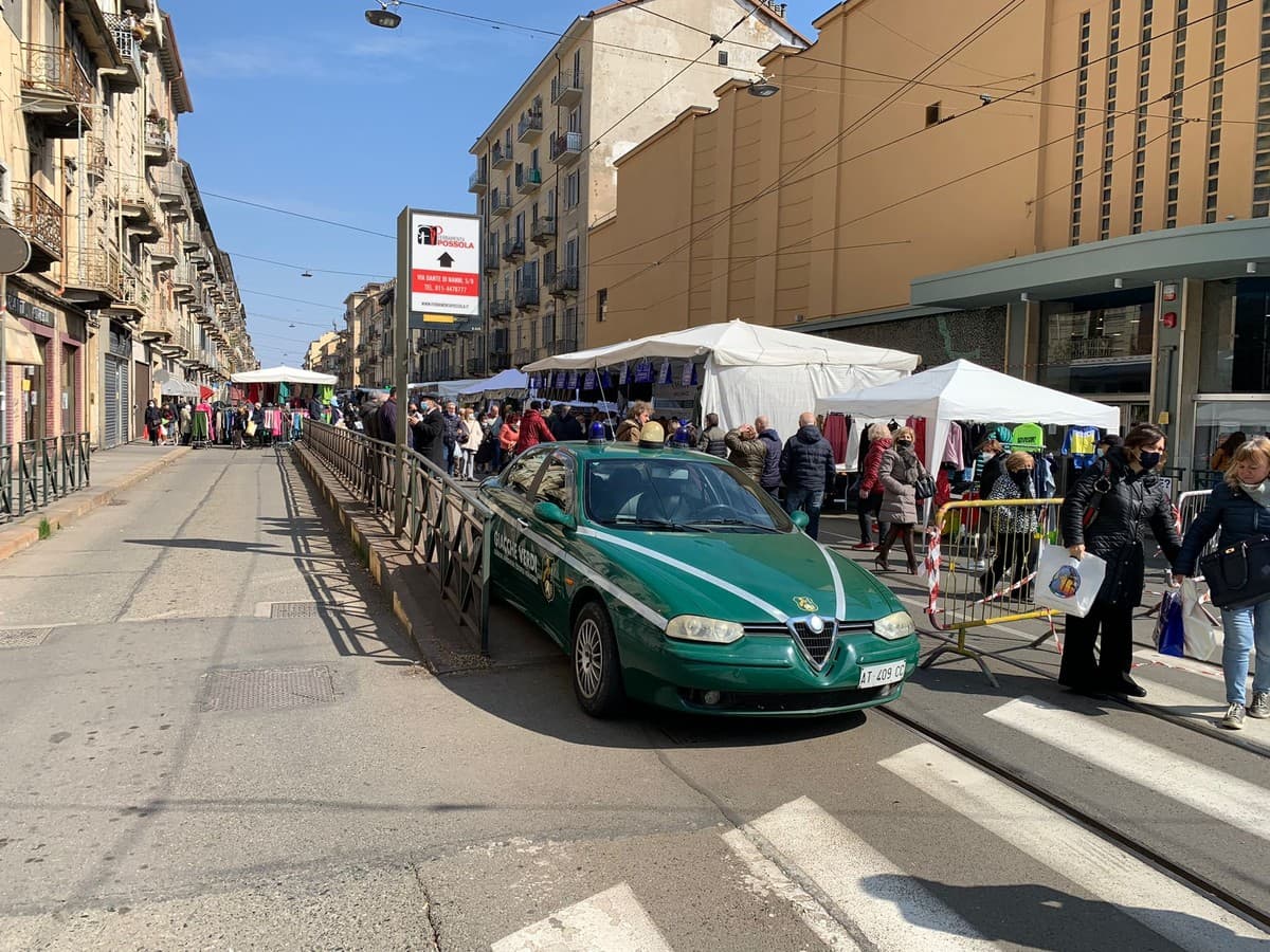 Notte bianca in via Di Nanni: negozi aperti fino a mezzanotte tra street food, musica e artigianato