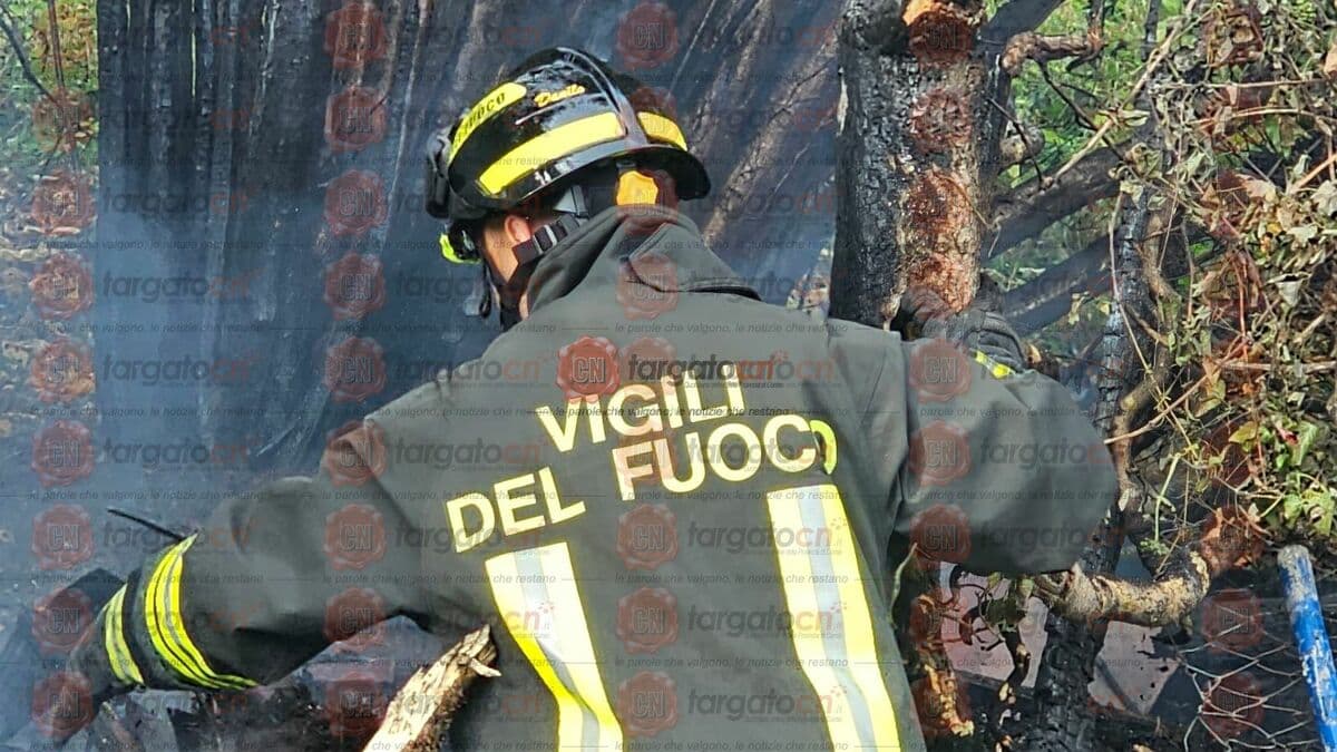 Doppio incendio di sterpaglie a Mondovì in pochi minuti: vigili del fuoco al lavoro in due zone della città