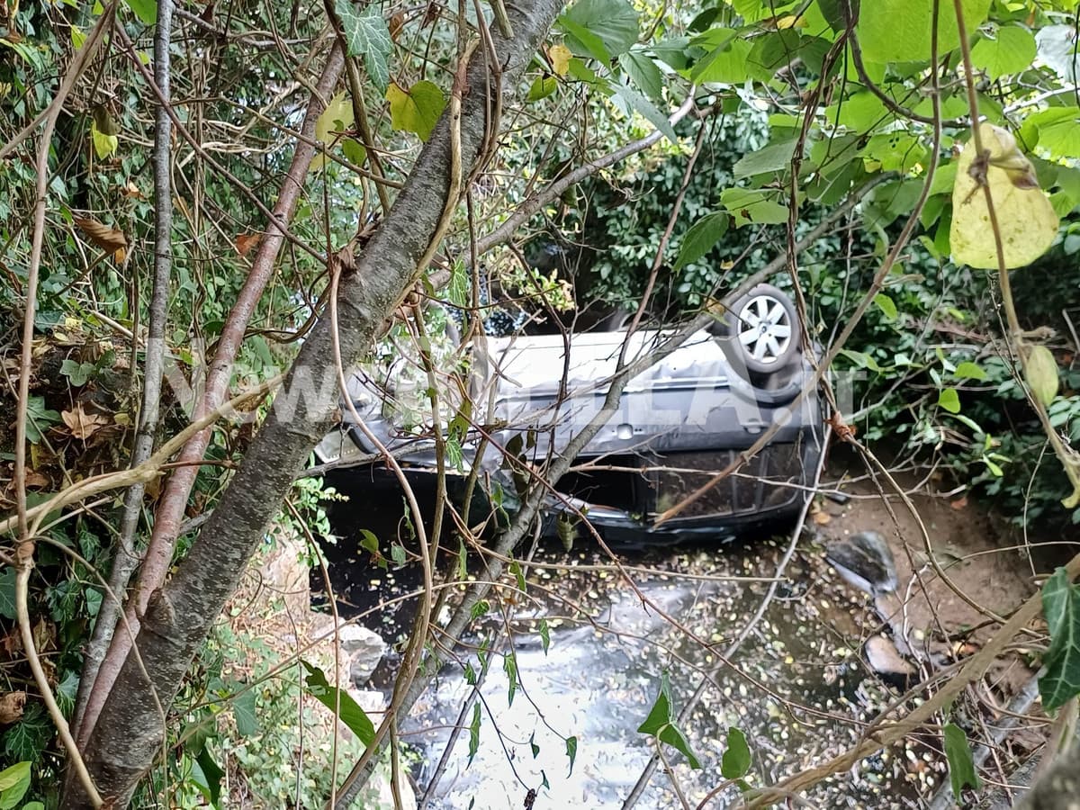 Tollegno: Auto si ribalta nel Rio Stono, conducente soccorso FOTO