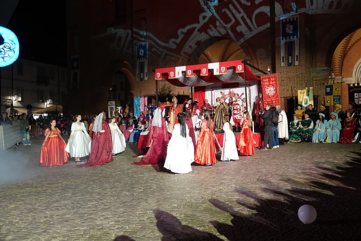 Alba: tanti eventi folcloristici nell'ambito della 96ª edizione della Fiera Internazionale del Tartufo Bianco, si parte con l'Investitura del Podestà 