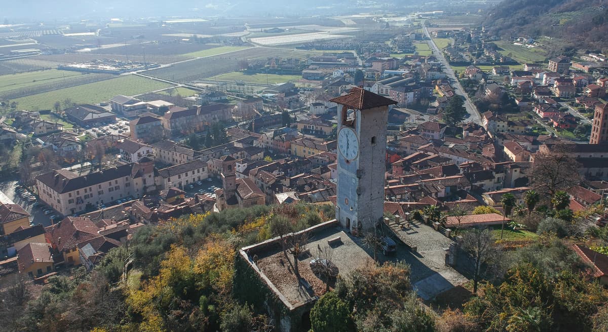 Revello celebra le Giornate delle Bandiere arancioni con giochi, mercatini e auto storiche