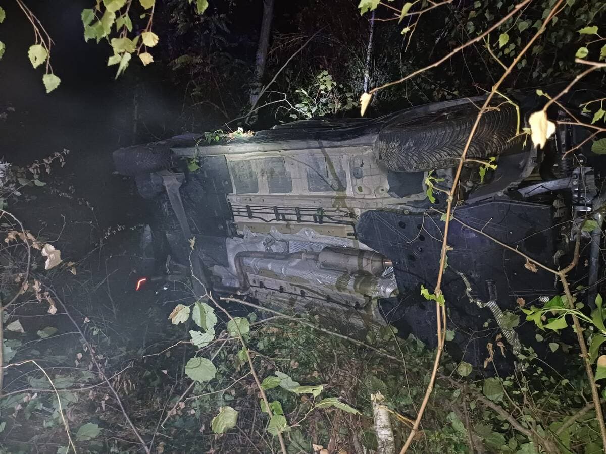 Auto finisce fuori strada e in mezzo agli alberi: due persone ferite e tanta paura