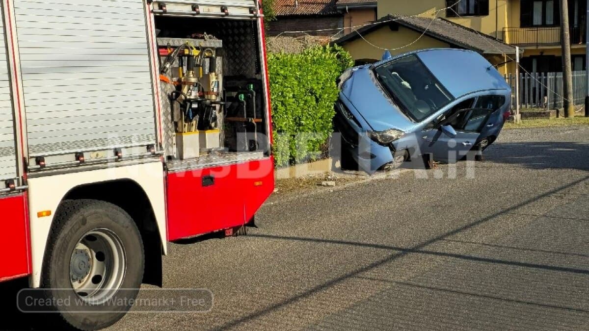 Valdengo, auto fuori strada contro una recinzione FOTO e VIDEO