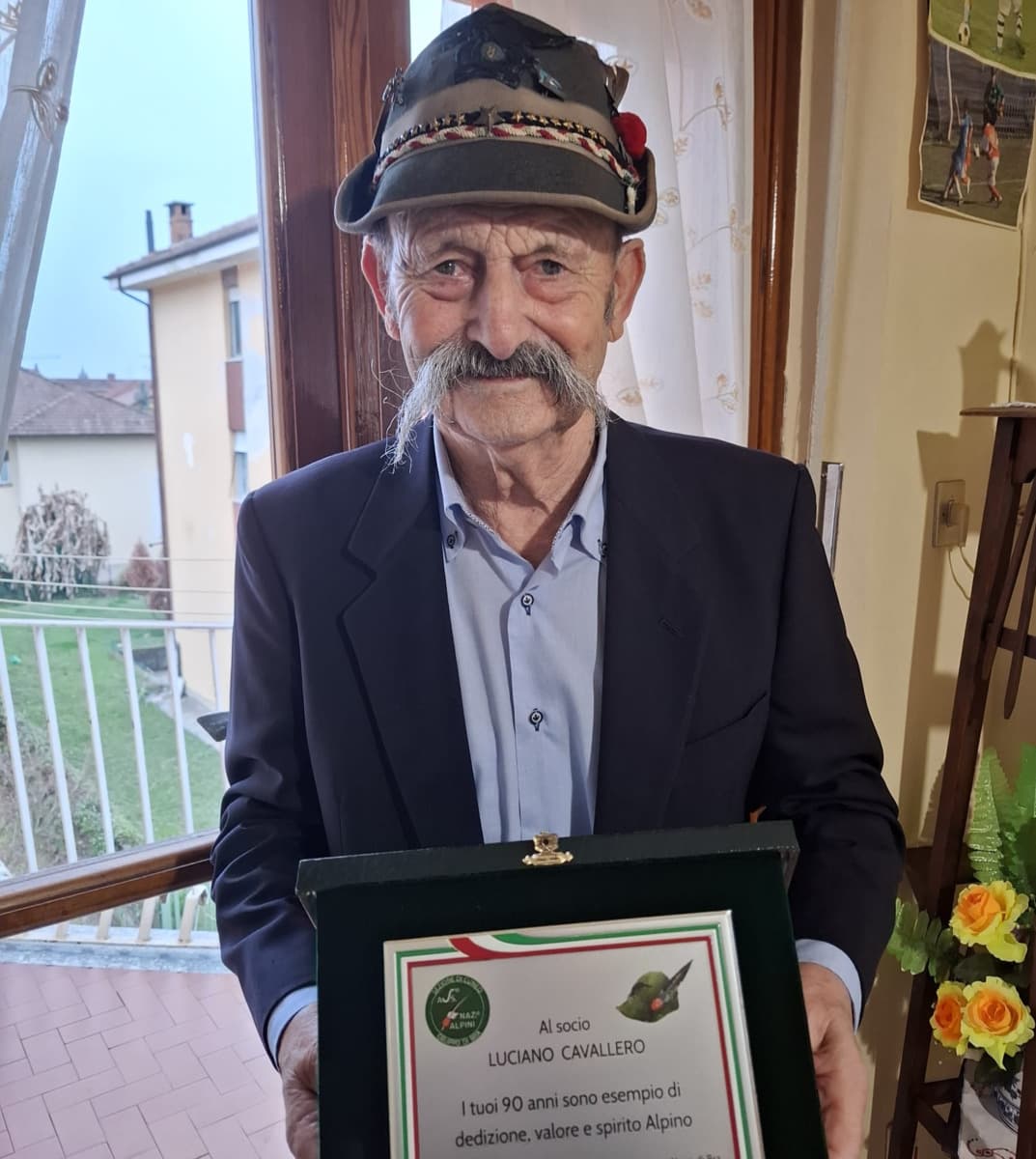 Bra, le penne nere hanno festeggiato i 90 anni di Luciano Cavallero