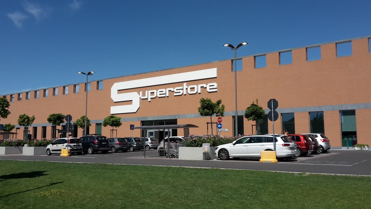 Furti nel centro distribuzione Esselunga di Biandrate, quattro patteggiamenti: sottratta merce per migliaia di euro al giorno