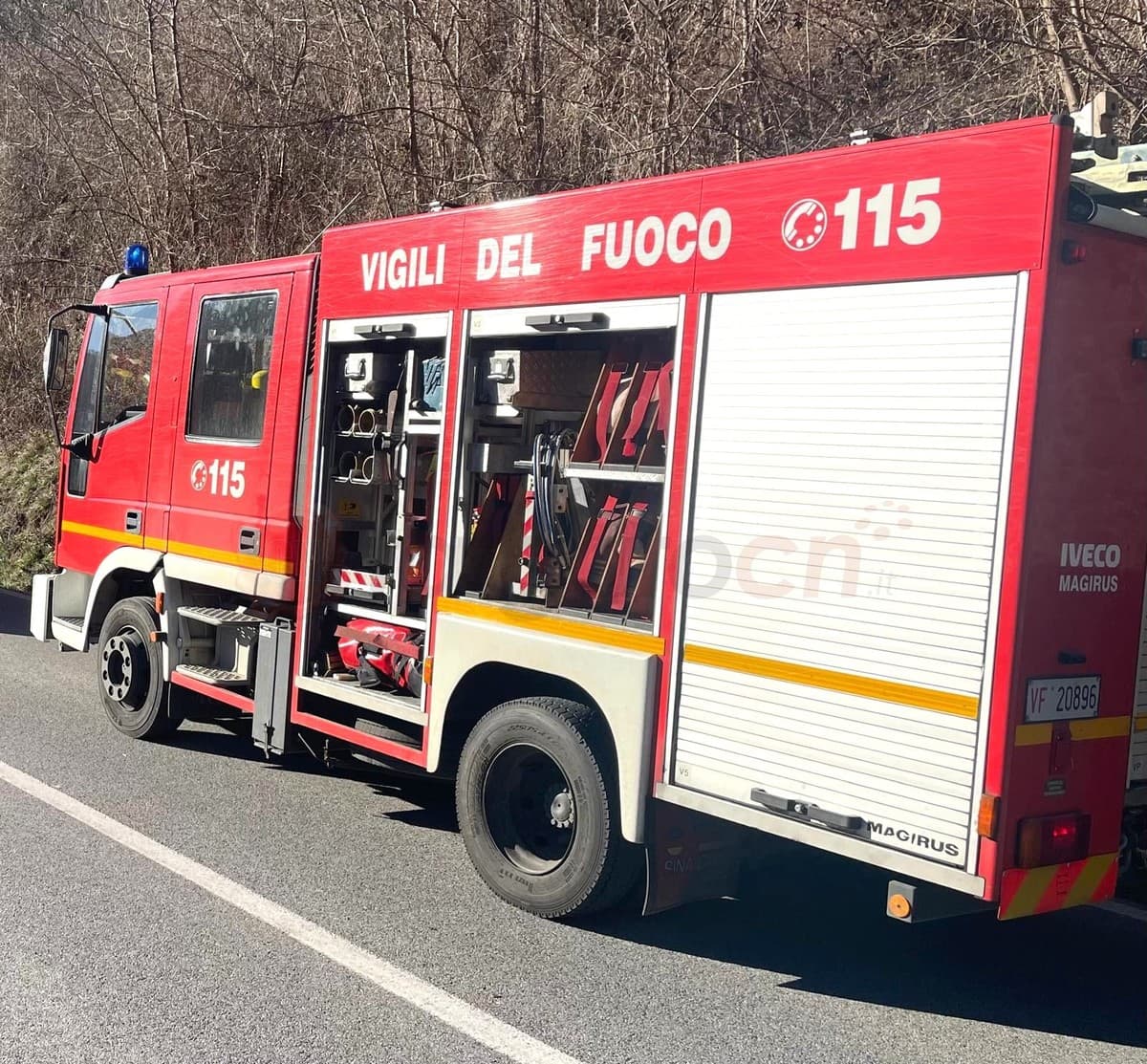 Ramo pericolante sui cavi elettrici a Verzuolo
