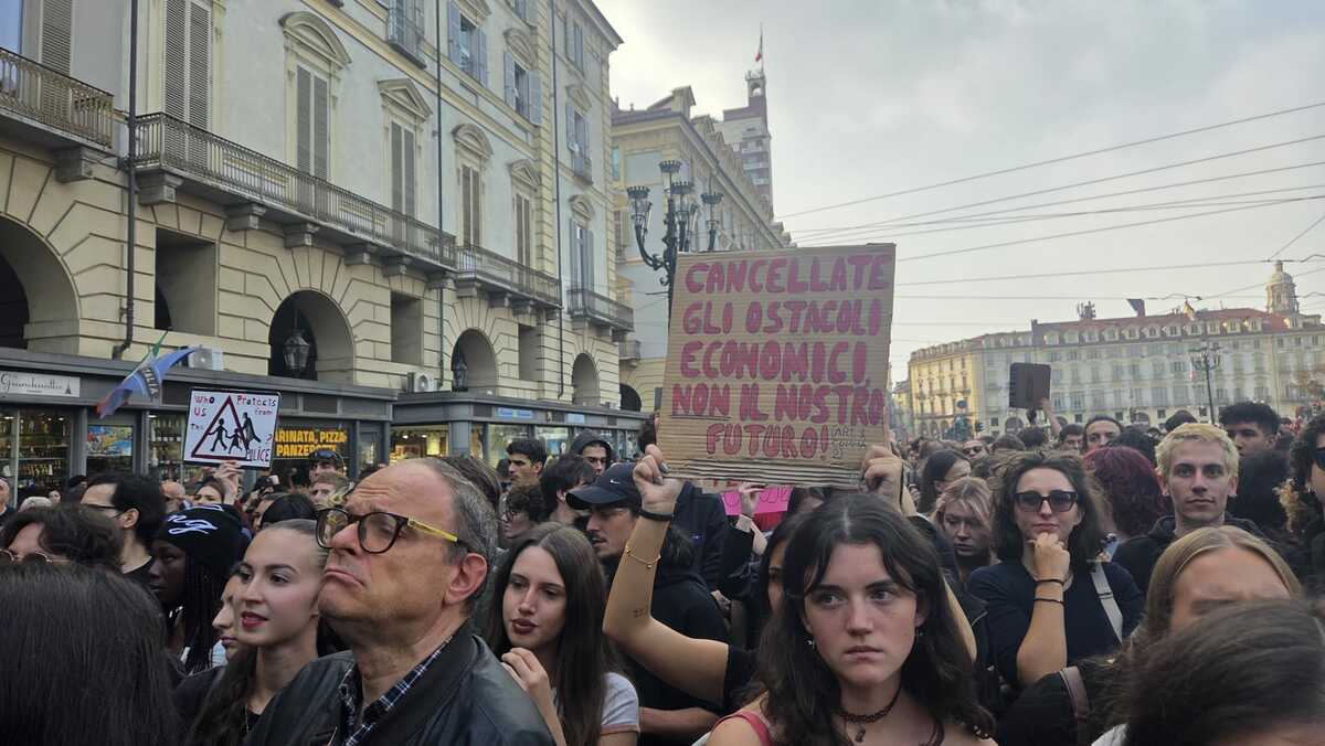 Dalle bollette alla benzina alle stelle: in piazza Castello la protesta della gente che chiede un freno al carovita [FOTO]