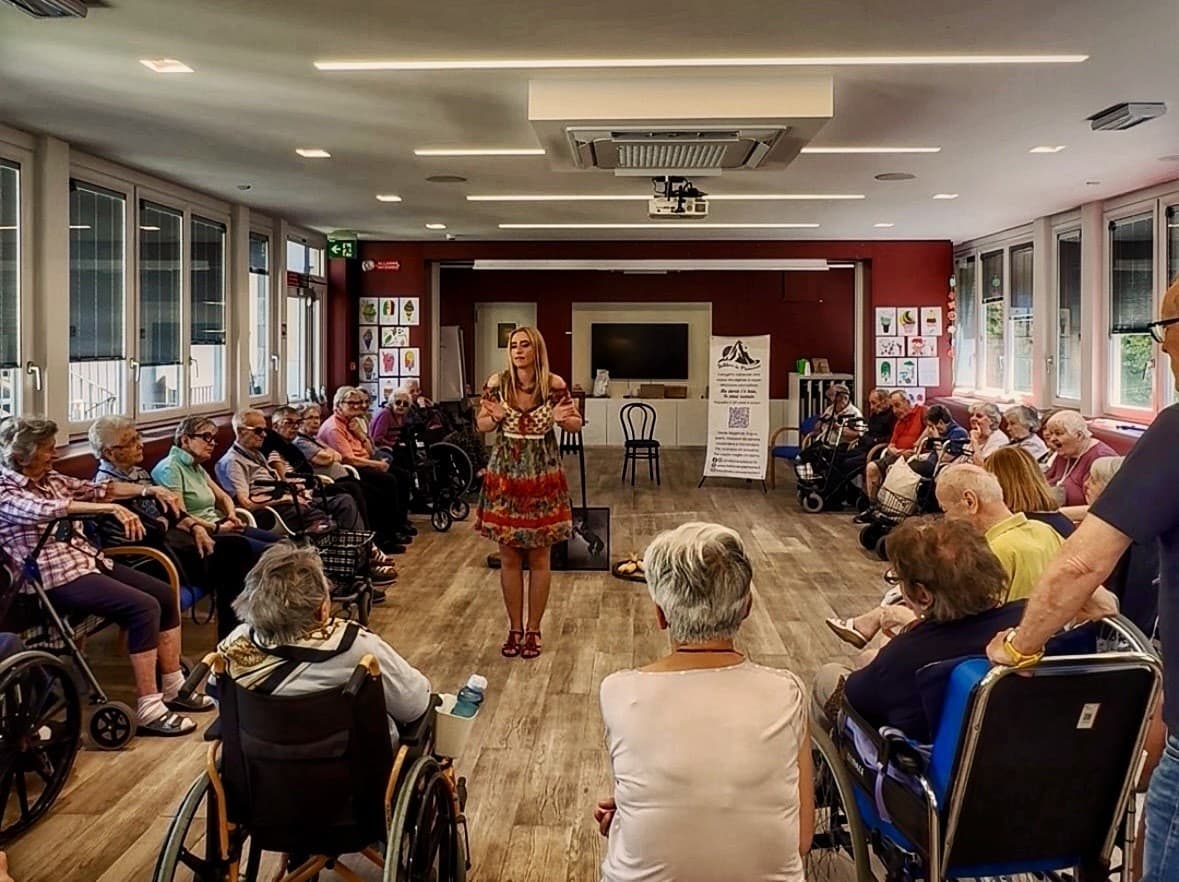 Fossano, alla casa per anziani "Mons. Craveri" gli ospiti tornano custodi di memoria con "Folklore in Piemonte" [FOTO]