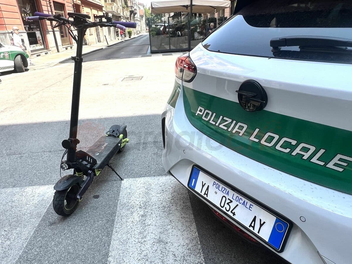 Per le vie di Cuneo, contromano in monopattino con il fratellino: 14enne inseguito e fermato dalla Polizia locale 
