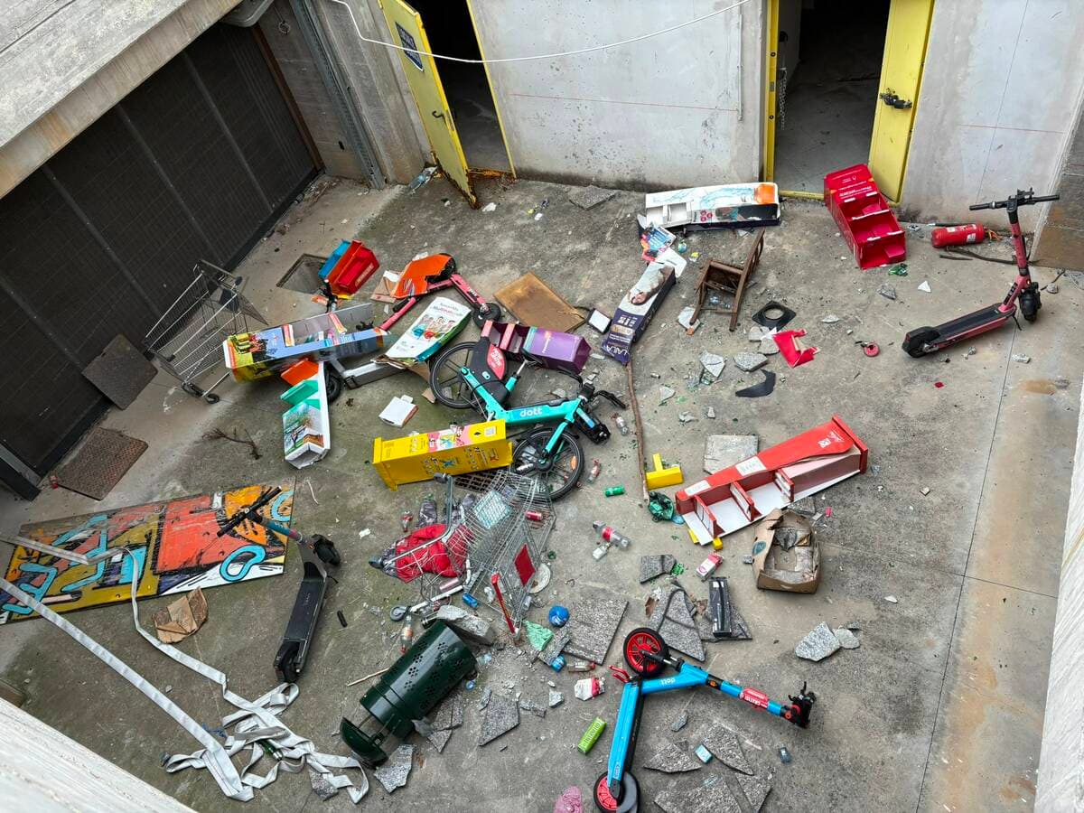 Santi Apostoli, il parcheggio fantasma di Mirafiori diventato discarica di bici e monopattini [FOTO]