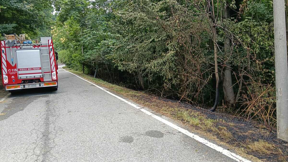 Sfalci a fuoco a Tollegno vicino al bosco, intervento tempestivo dei Vigili del Fuoco
