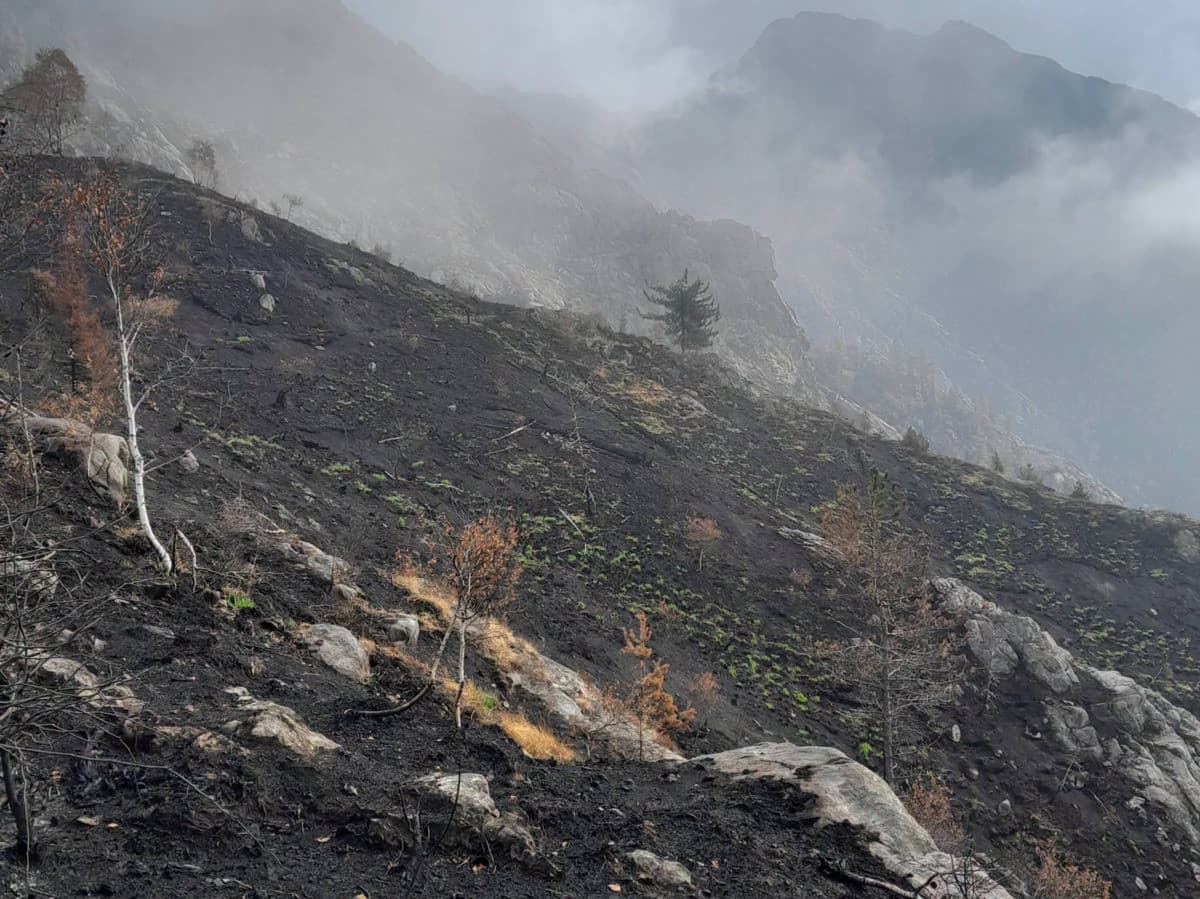 Rifugio Monte Barone, il primo sopralluogo dopo l’incendio FOTO