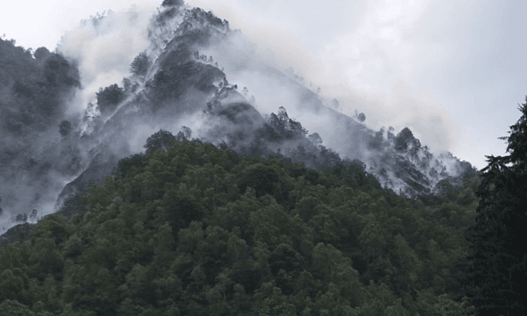 Continuano a bruciare i boschi della Val Mastallone, il vento alimenta l’incendio
