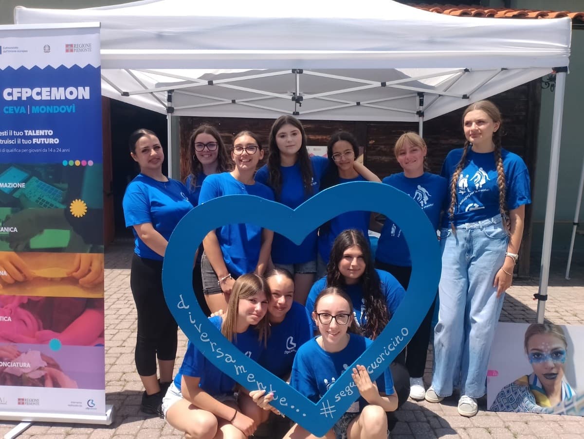 "Diversamente” a Montezemolo, le studentesse del CFP Cemon portano colori, fantasia e inclusione