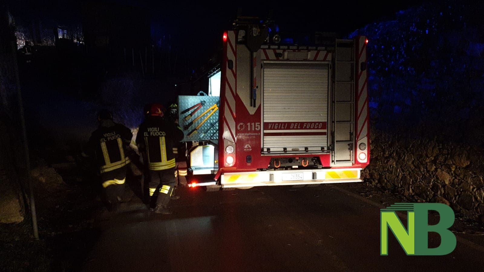 Masserano, auto finisce fuori strada nella notte