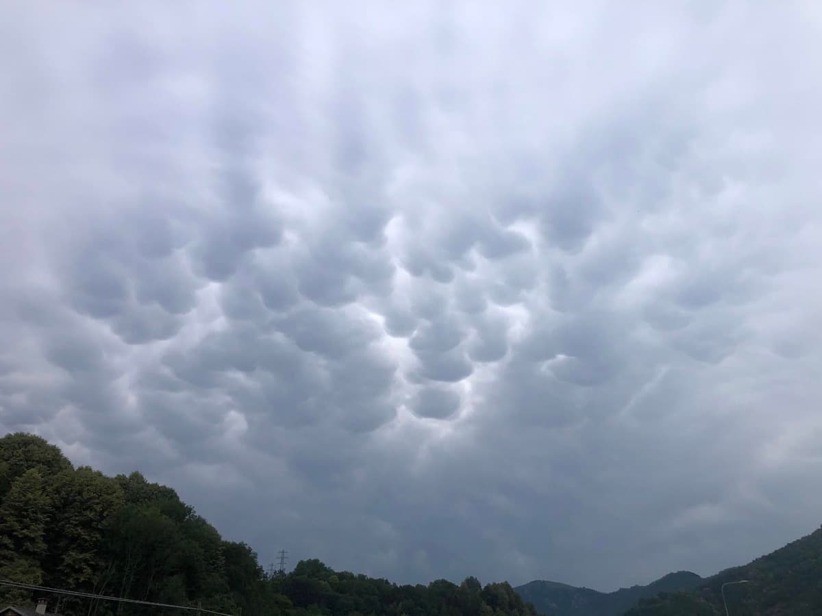Nuvole "mammatus" sulla Granda, così il cielo dà spettacolo