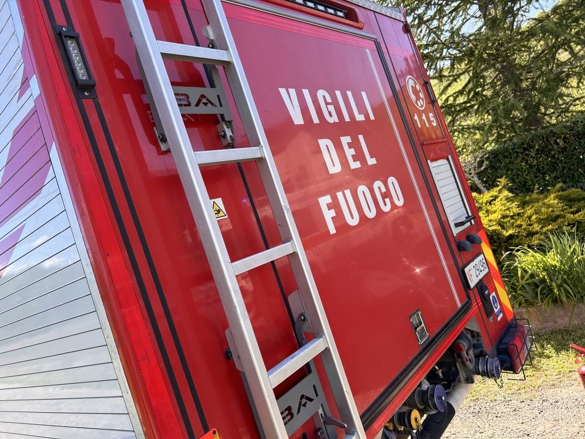Fiamme in viale Rimembranze a Narzole: incendio devasta due auto parcheggiate