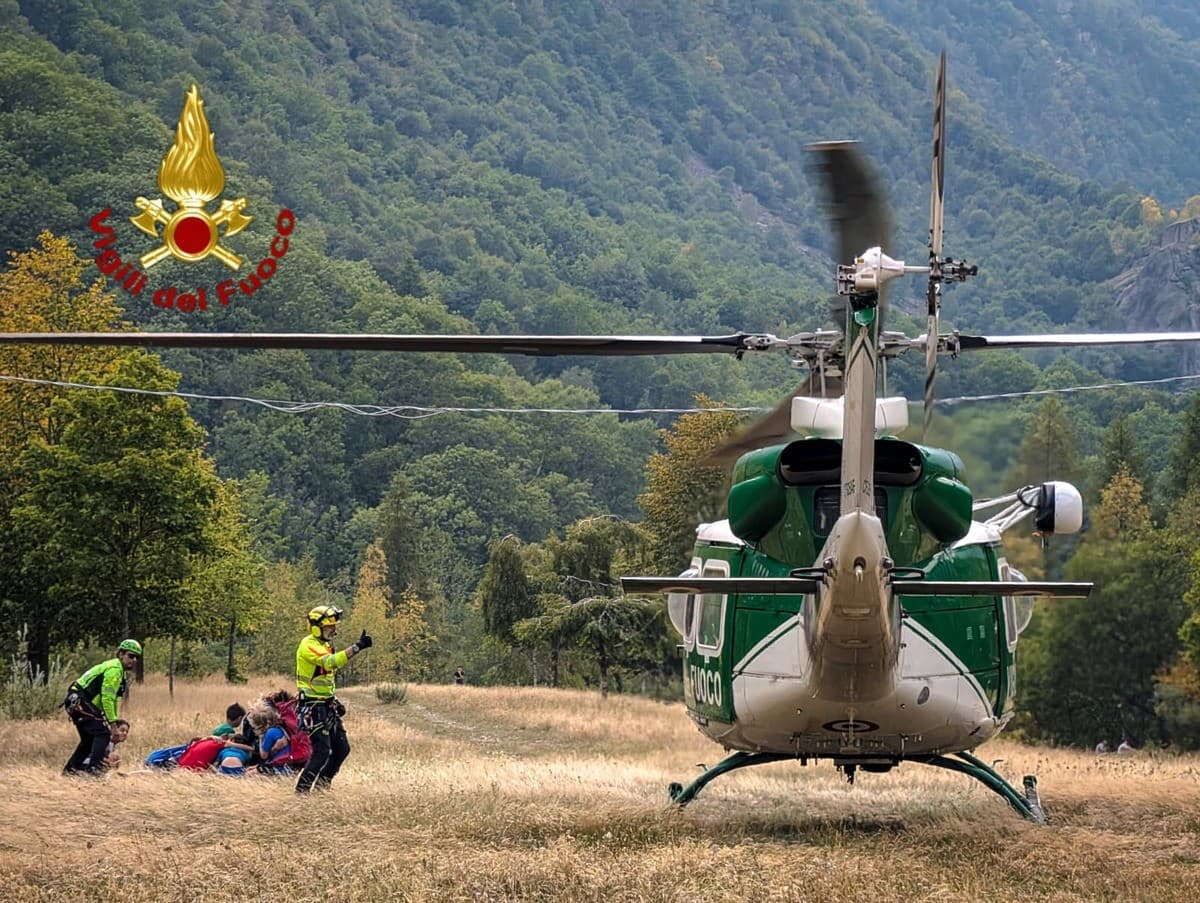 Maltempo: i Vigili del fuoco portano in salvo 8 persone minacciate da una frana