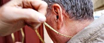 Lucento, fermato per rapina un uomo di 28 anni: aveva aggredito un anziano rubandogli una collana d'oro