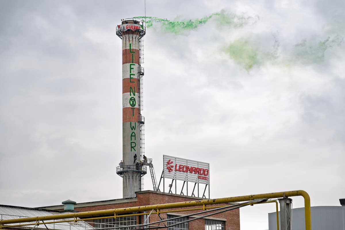 Extinction Rebellion, dopo la protesta ora si rischiano le carte bollate: "Vogliono denunciare 4 attivisti dopo la protesta davanti a Leonardo"