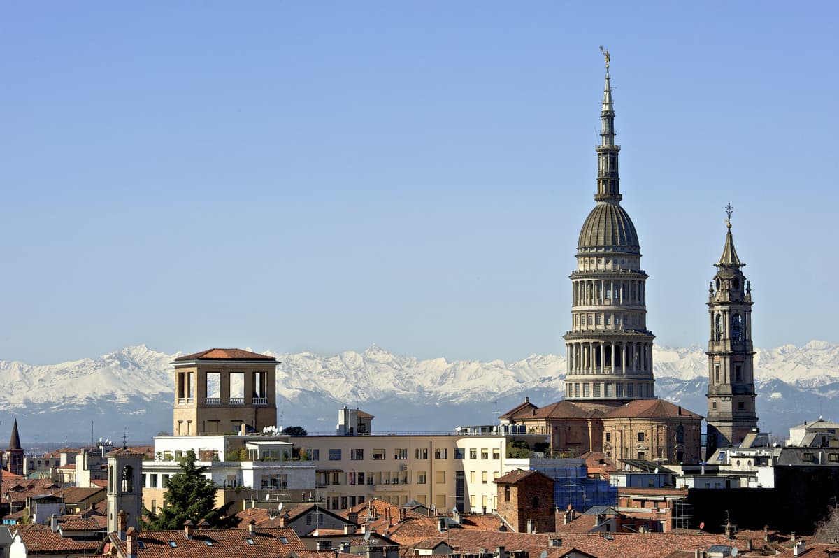 Novara cerca i nonni-vigile: da ottobre il nuovo progetto davanti alle scuole