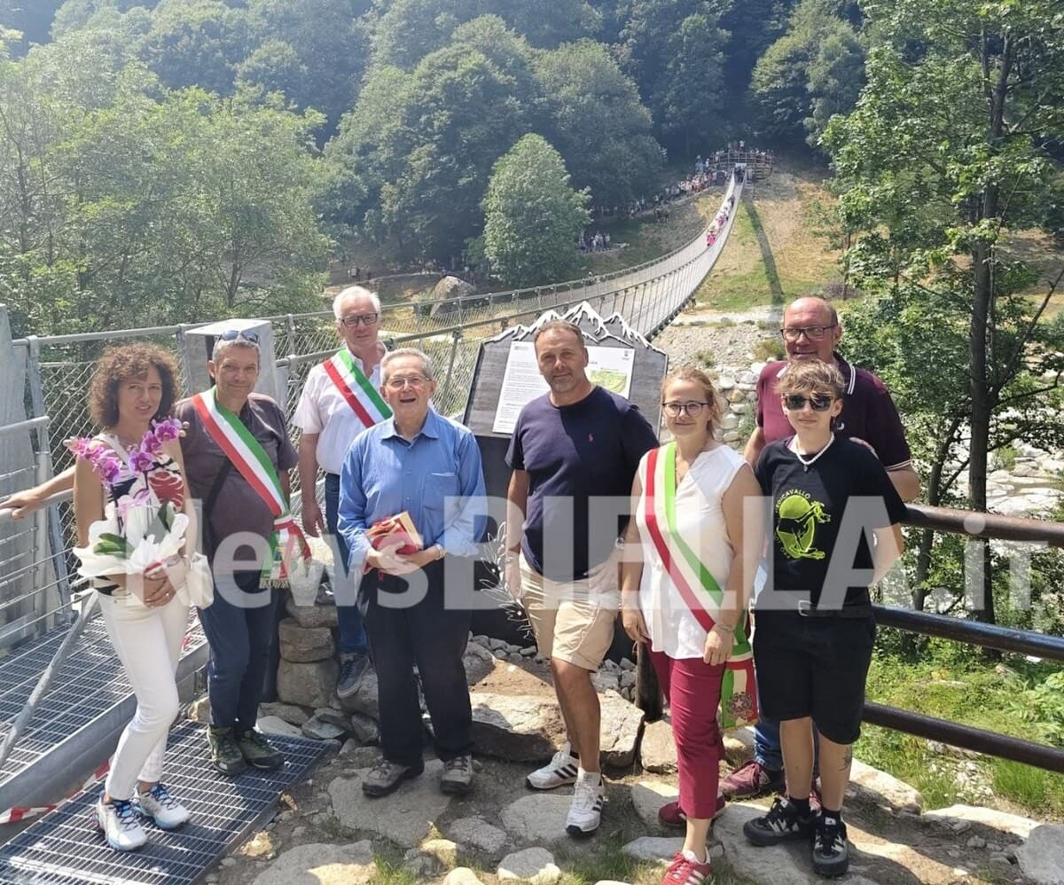 La Valle Cervo celebra il nuovo Ponte di Fontanamora, in tanti a Piedicavallo per la passerella più lunga del Piemonte FOTO e VIDEO