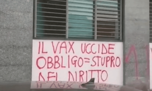 Scritte No Vax a Torino, cade l’accusa di associazione per delinquere: sette condanne per imbrattamento