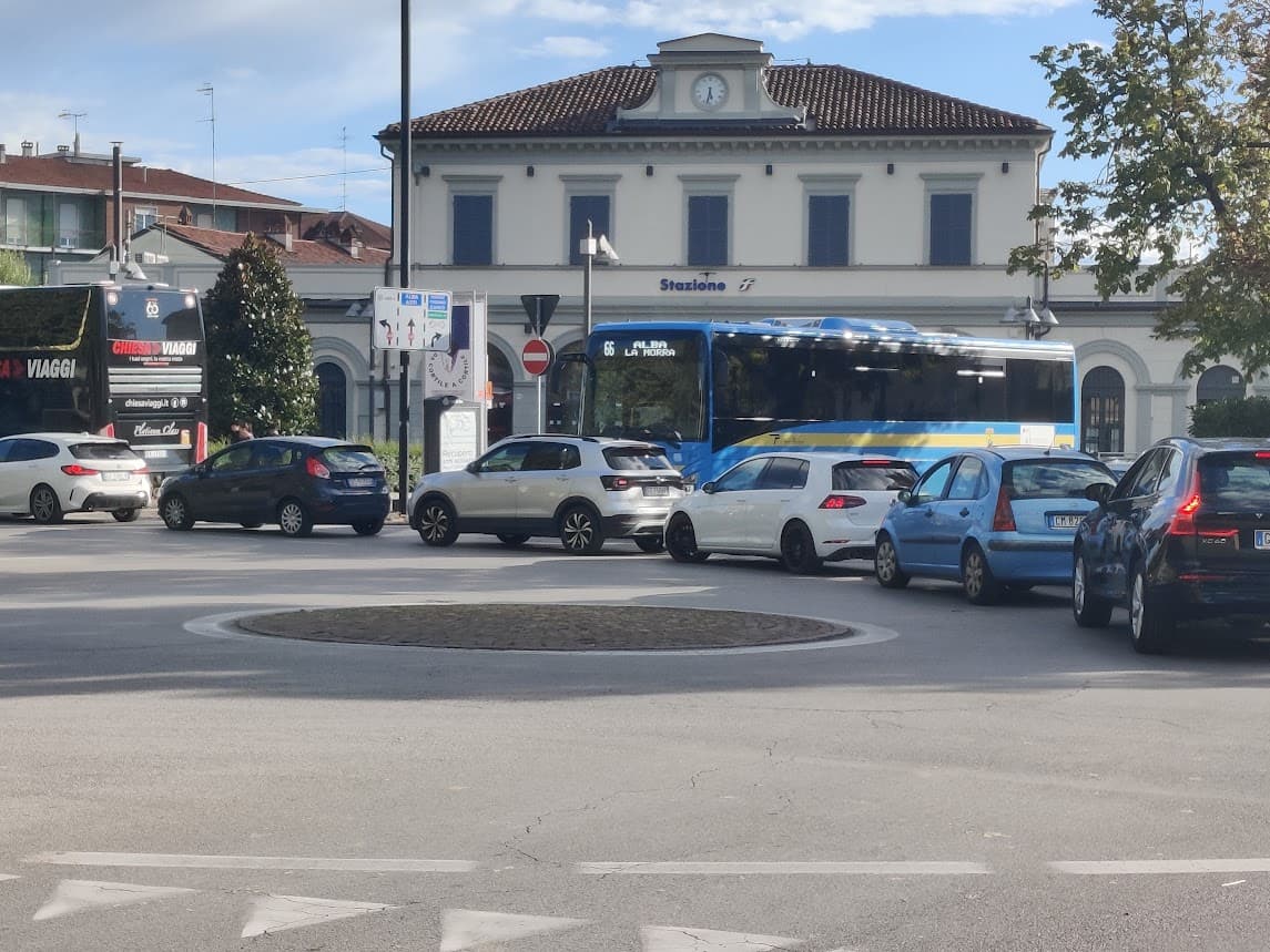 Bra, Fratelli d’Italia avvia una raccolta firme per chiedere lo spegnimento del semaforo davanti alla stazione