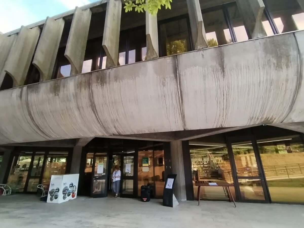 Restyling in arrivo per la Bonhoeffer, la biblioteca civica chiude per l'ultimo miglio dei lavori