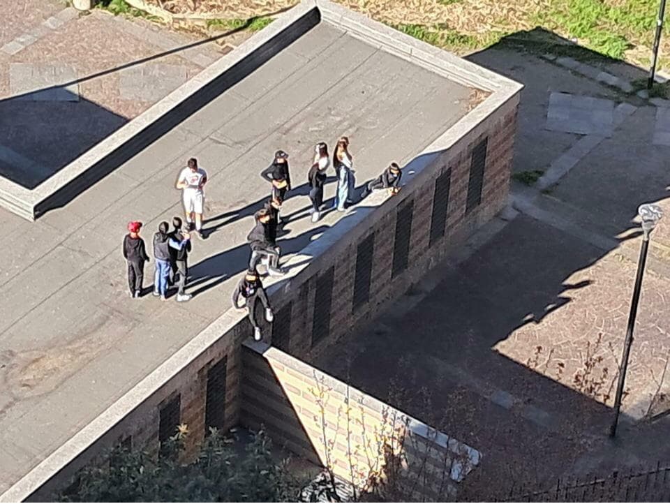 Sul tetto come funamboli a tre metri da terra, la protesta dei cittadini: "Rischiano di farsi male"