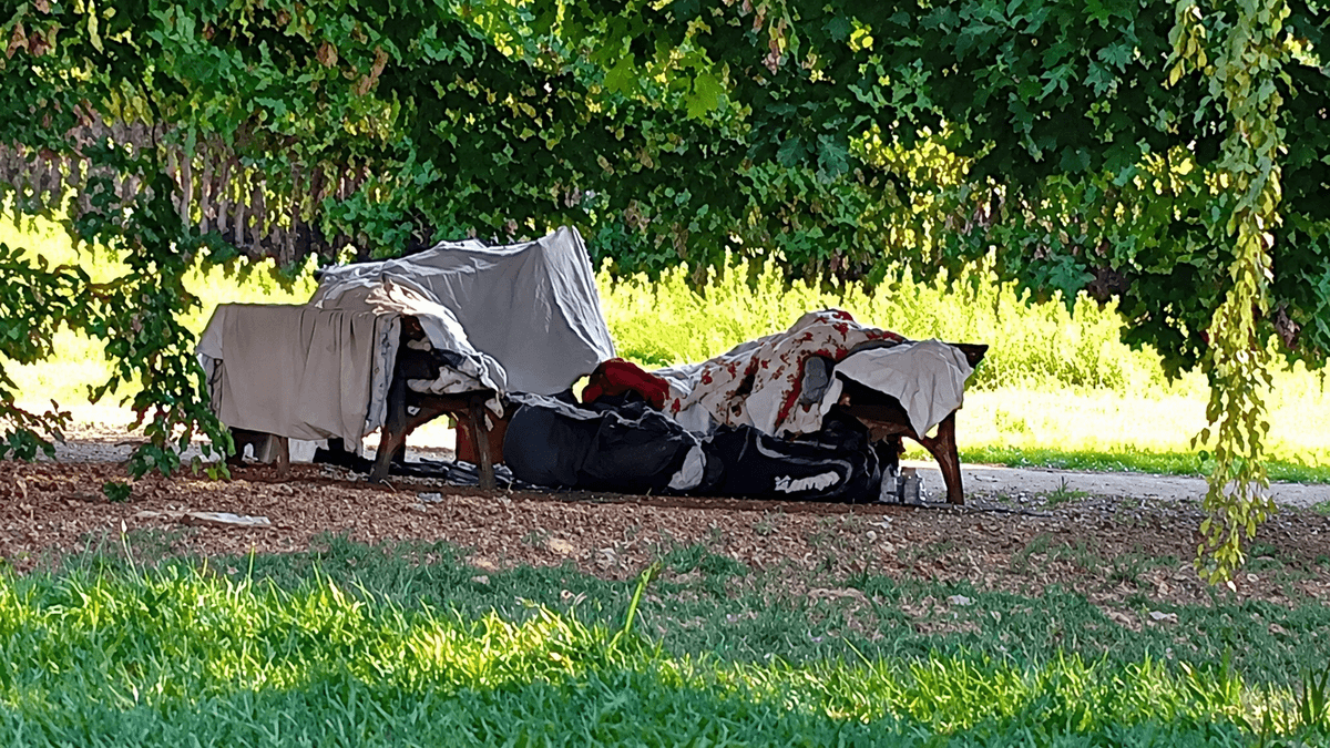 Biella, ripari improvvisati nel parco di via Carso