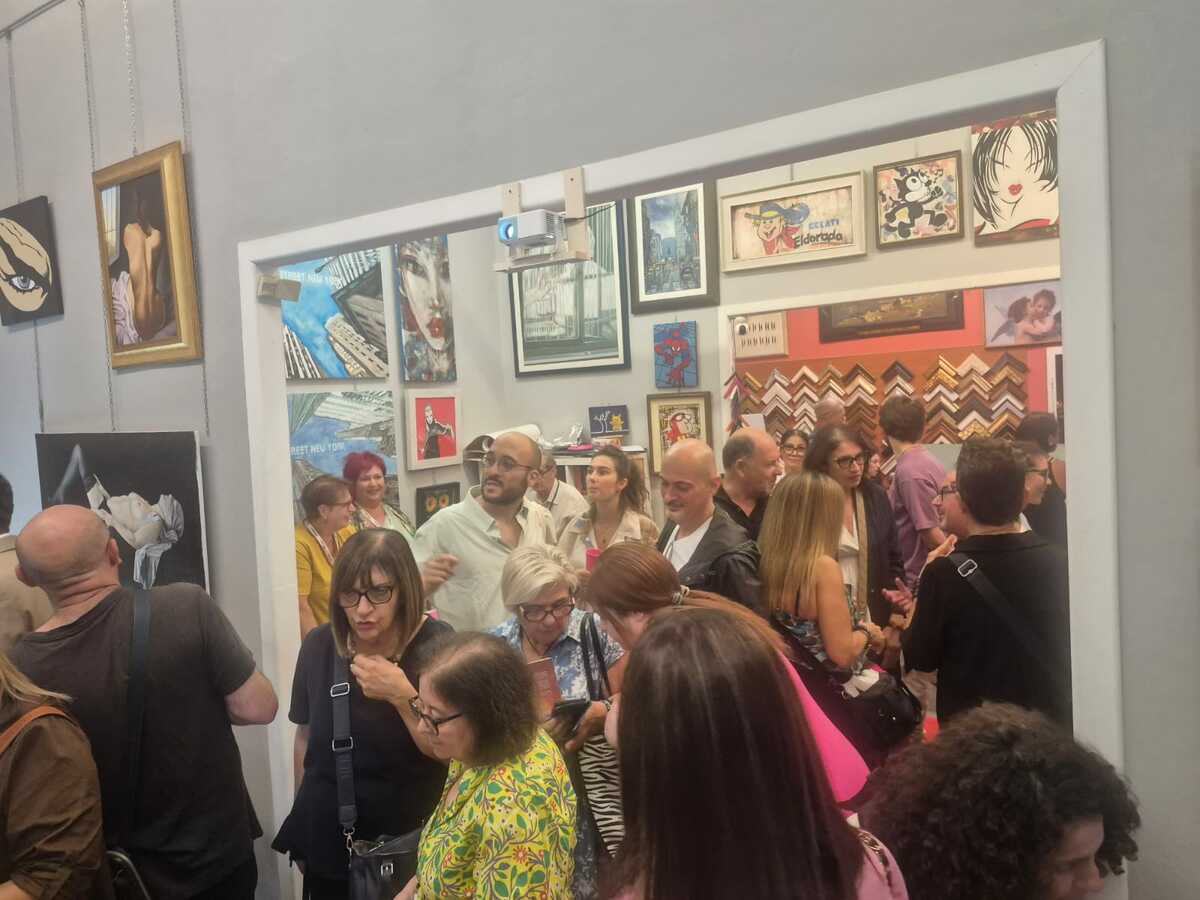 Laura Efrikian e il Cottolengo accendono via Borgaro: in centinaia per “Asante Sana Mama”