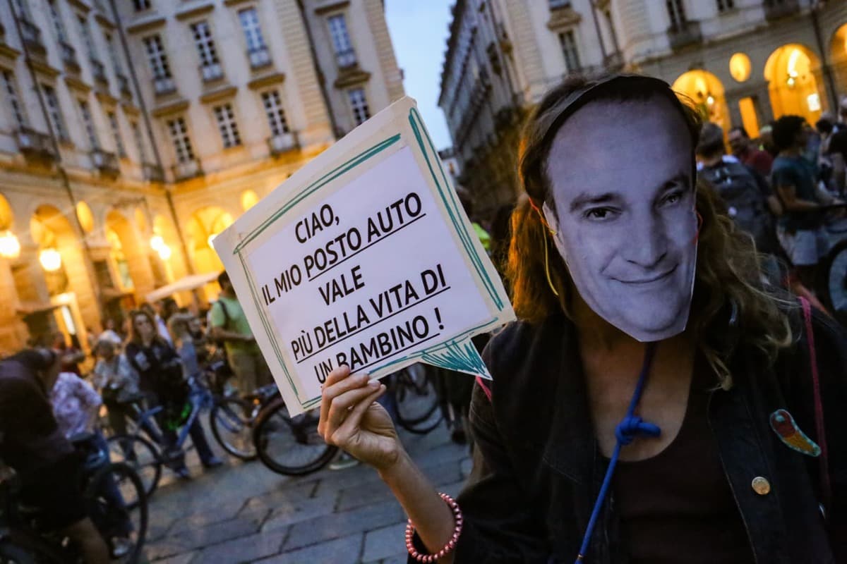 Una marea di bici sotto Palazzo Civico per Nicolò: "È ora di cambiare le strade" [FOTO E VIDEO]