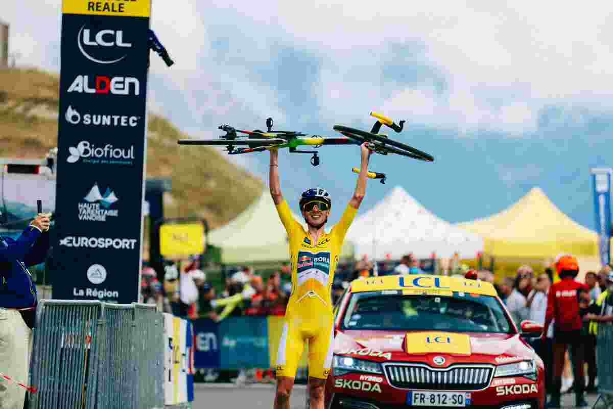 Tour de l'Avenir 2026, la rampa finale del lago Serrù consacra Lorenzo Mark Finn vincitore