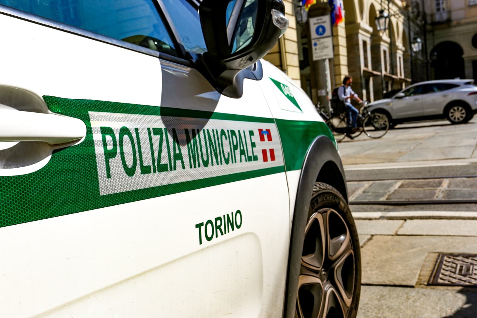 In Strada Altessano scontro tra ambulanza e macchine: vettura si ribalta