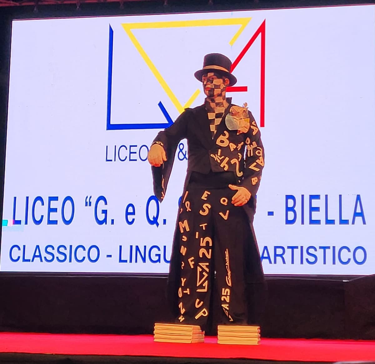 Moda e Musica, gli studenti del Liceo Sella portano in passerella gli abiti-scultura FOTO