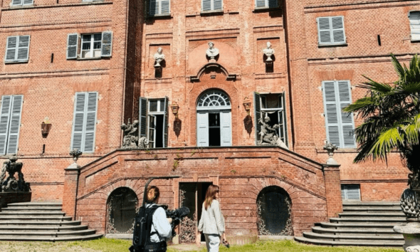 “Ciao Torino! Ti voglio bene…”: Carla Bruni torna nei luoghi del cuore, l’omaggio sui social