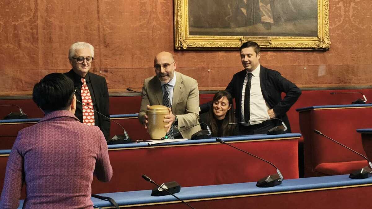 Due urne per un solo defunto: la protesta contro il "caro cremazione" accende la Sala Rossa