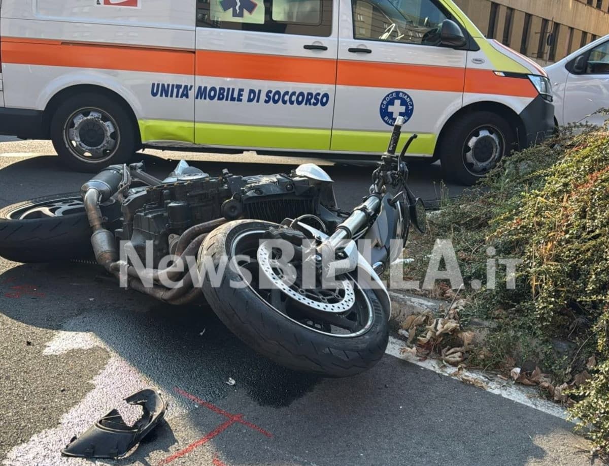 Biella, scontro tra auto e moto all’incrocio di via Bertodano FOTO
